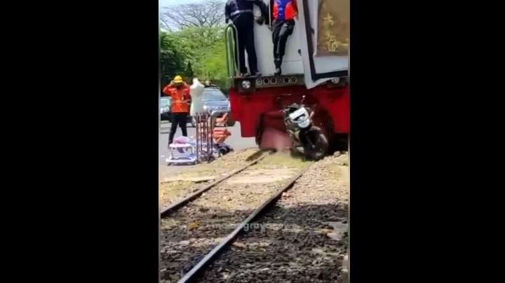Tangkapan layar lokomotif kereta api di Malang gilas sepeda motor (Foto: malangrayanews)