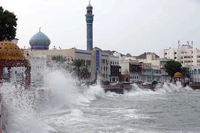 Gelombang tinggi pecah di kawasan pejalan kaki tepi laut di ibukota Oman, Muscat pada 2 Oktober 2021, saat badai tropis Shaheen menghantam negara itu. (Foto: AFP)