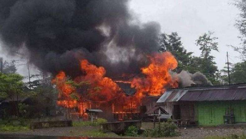 Sejumlah rumah warga dibakar dalam kerusuhan di Kabupaten Yahukimo, Minggu, 3 Oktober 2021. (Foto: Youtube)