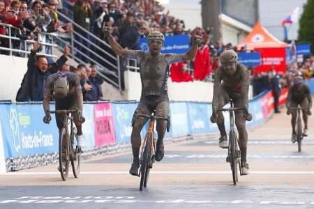SImon Colbrelli (Bahrain-Victorious) berhasil memenangkan Paris-Roubaix 2021 dengan penuh lumpur. (Foto: Istimewa)
