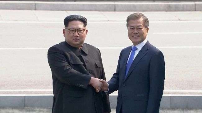 Pertemuan Kim Jong-un dan Moon Jae-in. (Foto: AFP)
