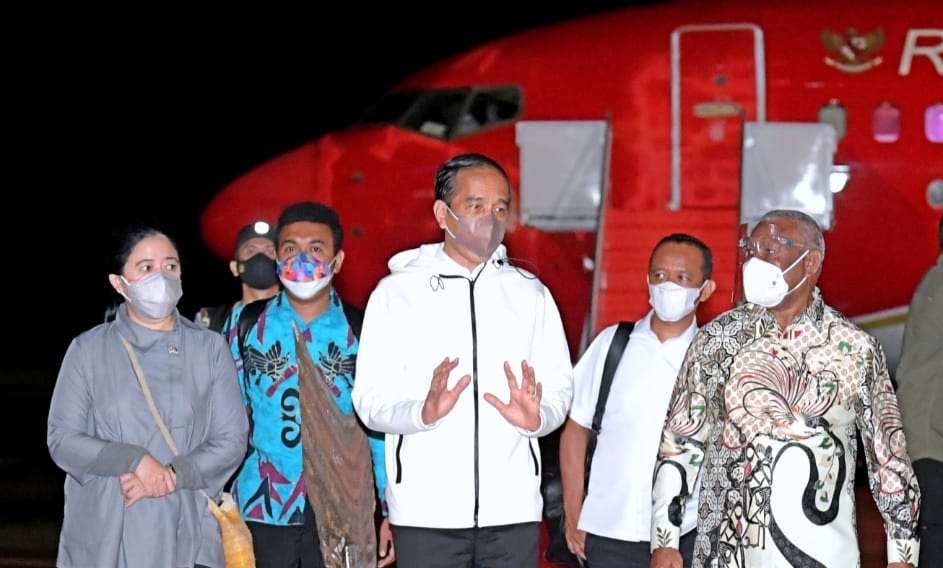 Presiden bersama rombongan terbatas tiba di Sorong, Papua. ( foto: Setpres)