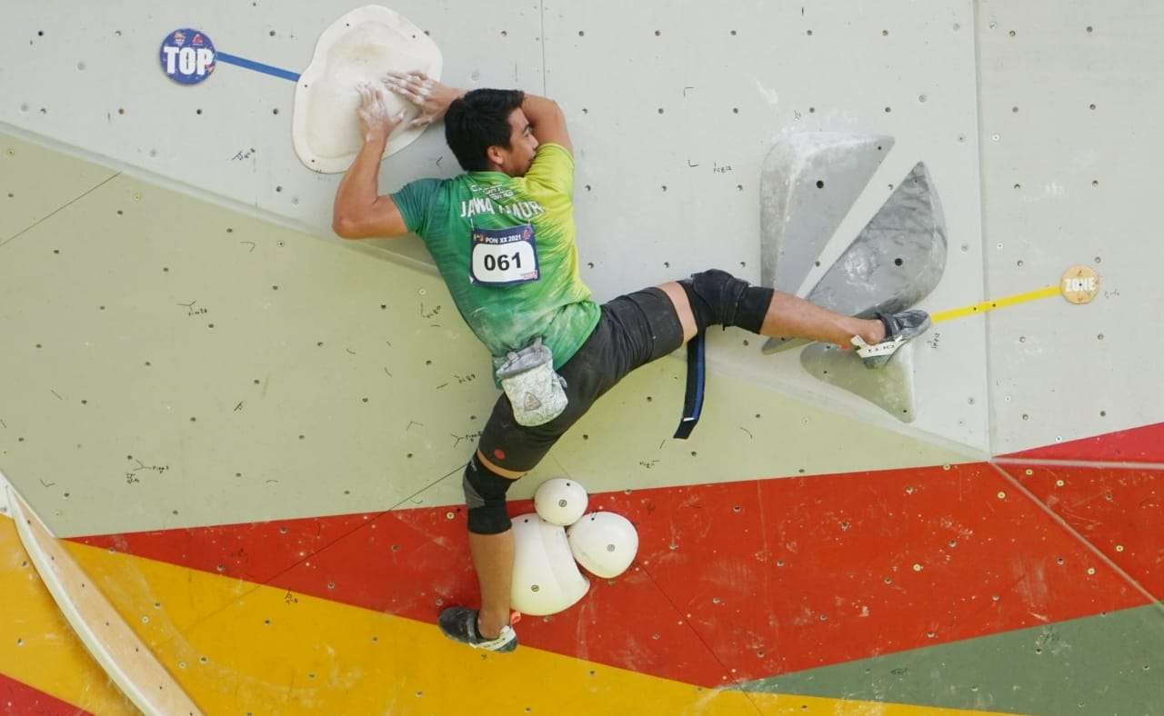 Atlet panjat tebing Jatim Aan Aviansyah saat tampil di nomor boulder perorangan putra, Senin 4 Oktober 2021. (Foto: Istimewa)