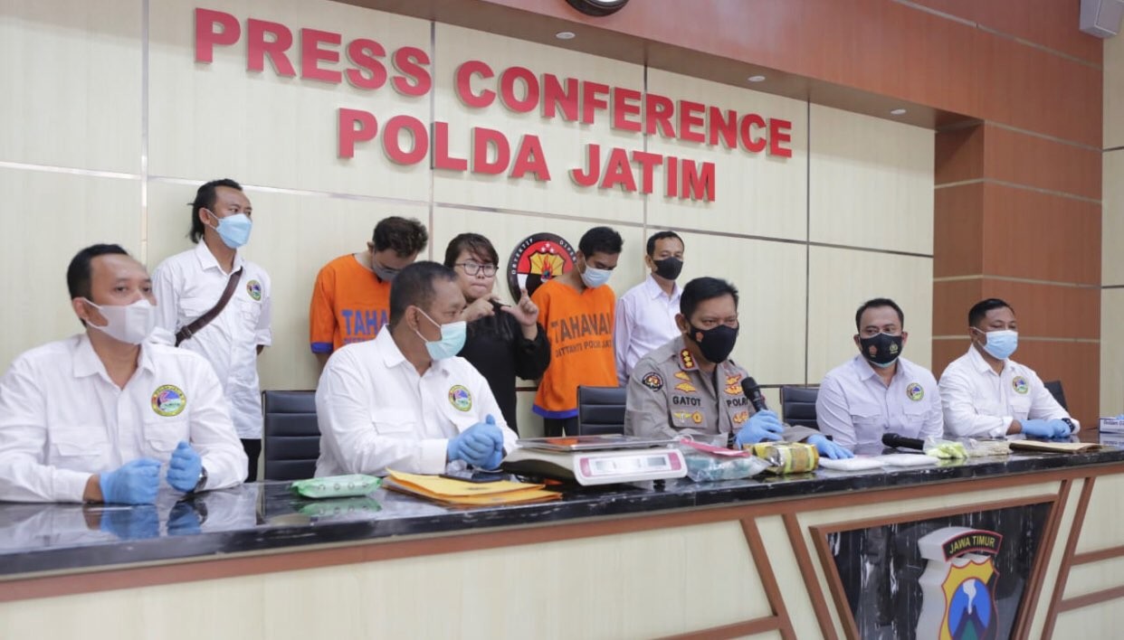 Polda Jatim amankan dua pengedar narkoba jaringan antar provinsi (Foto: dok. Polda Jatim)