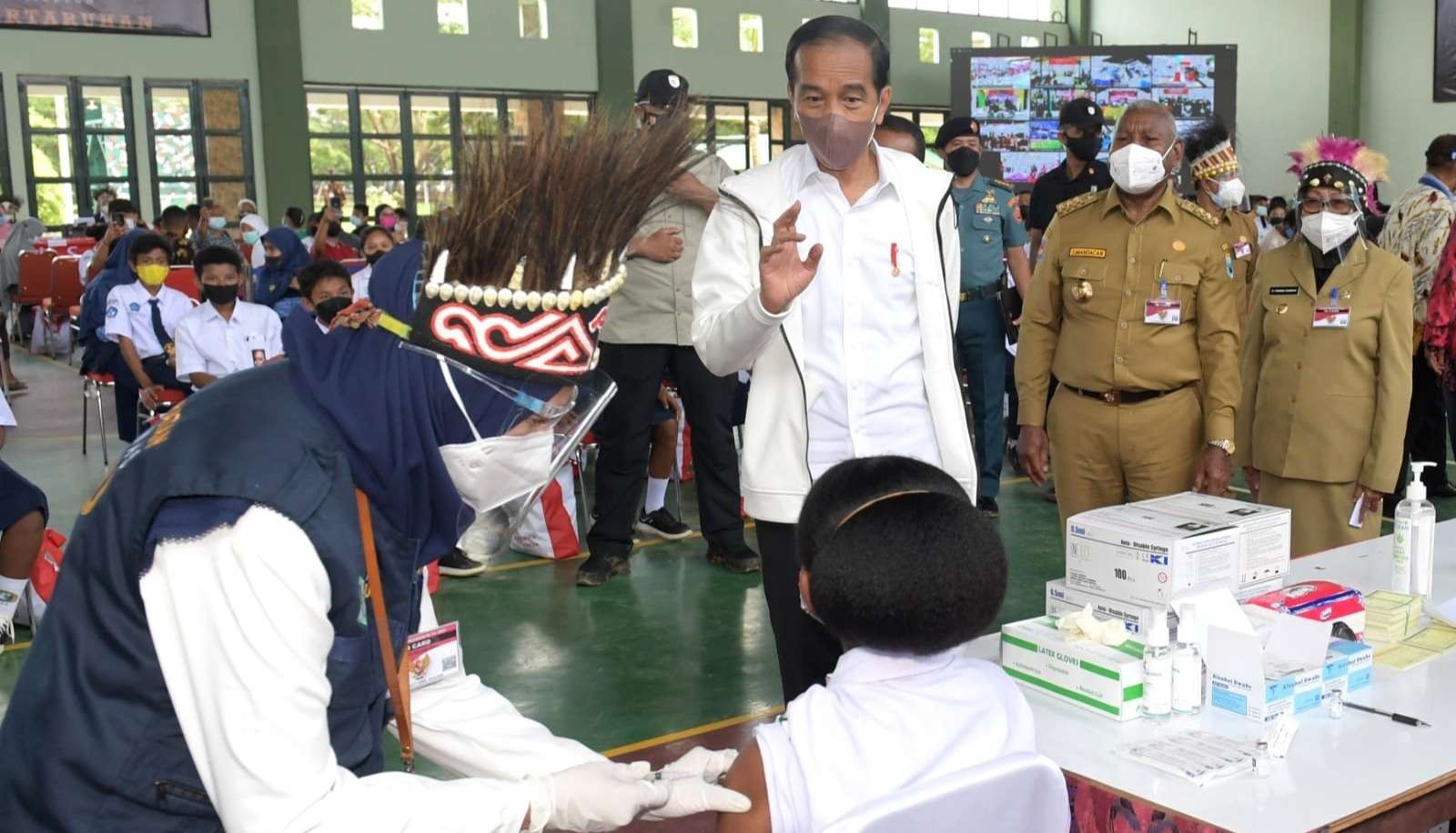 Presiden meninjau vaksinasi untuk pelajar dan masyarakat di Kabupaten Sorong Papua Barat (foto: Setpres)