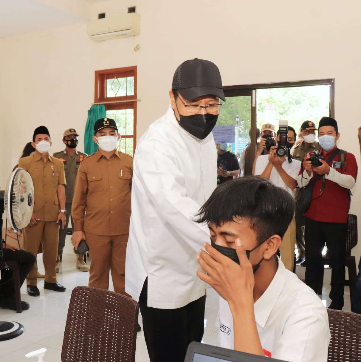 Walikota Pasuruan Saifullah Yusuf (Gus Ipul) saat mengunjungi rumah vaksinasi Kota Pasuruan. (Foto: Dok. Dinas Kominfo Kota Pasuruan)