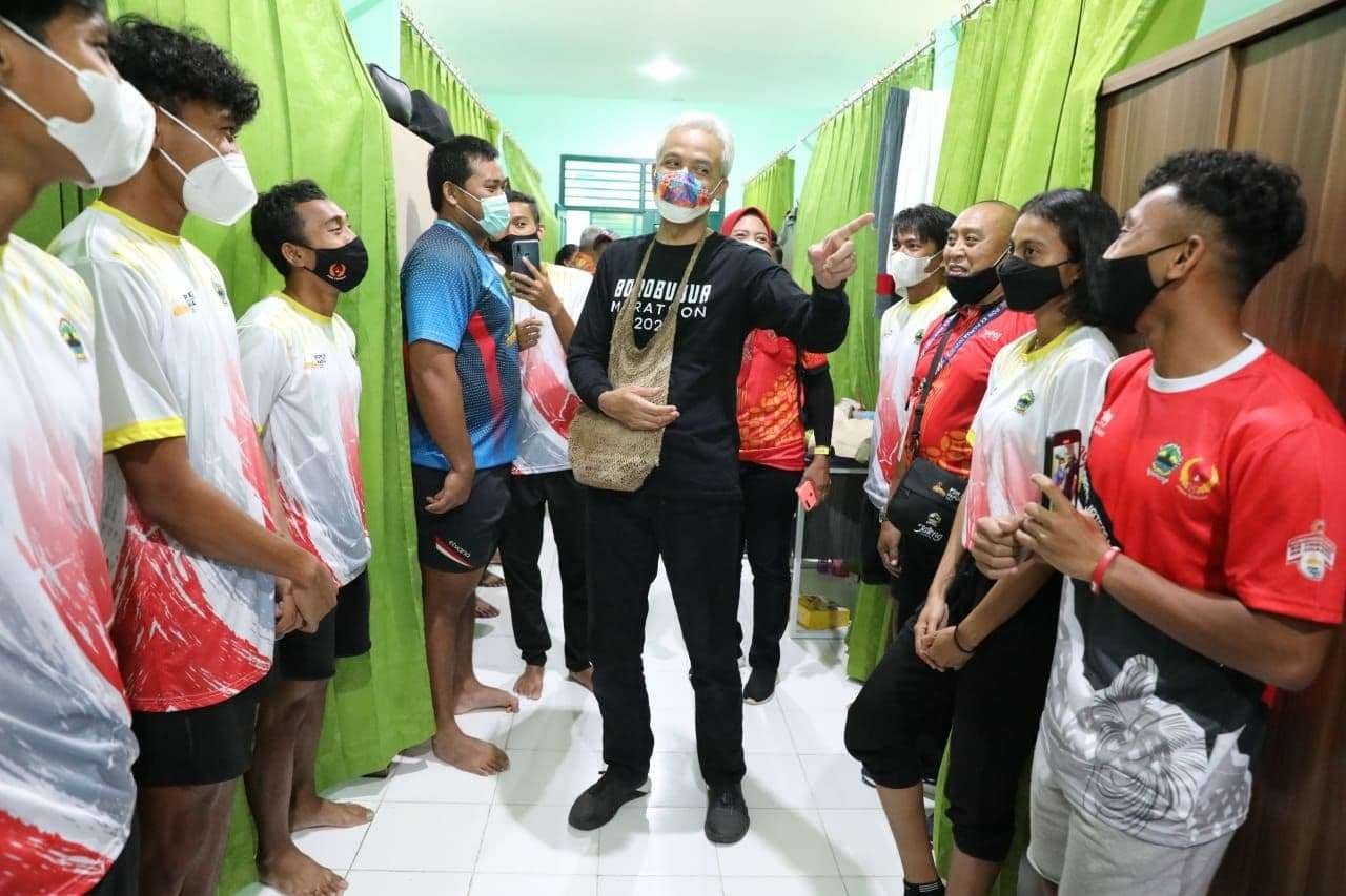 Gubernur Jawa Tengah Ganjar Pranowo melakukan sidak ke tiga wisma atlet Jateng di Mimika. (Foto: Ist)