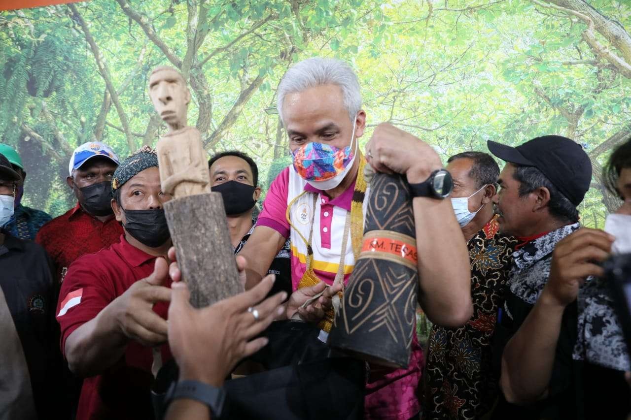 Gubernur Jawa Tengah Ganjar Pranowo disambut hangat oleh warga Papua yang pernah tinggal di Jawa Tengah. (Foto: Istimewa)