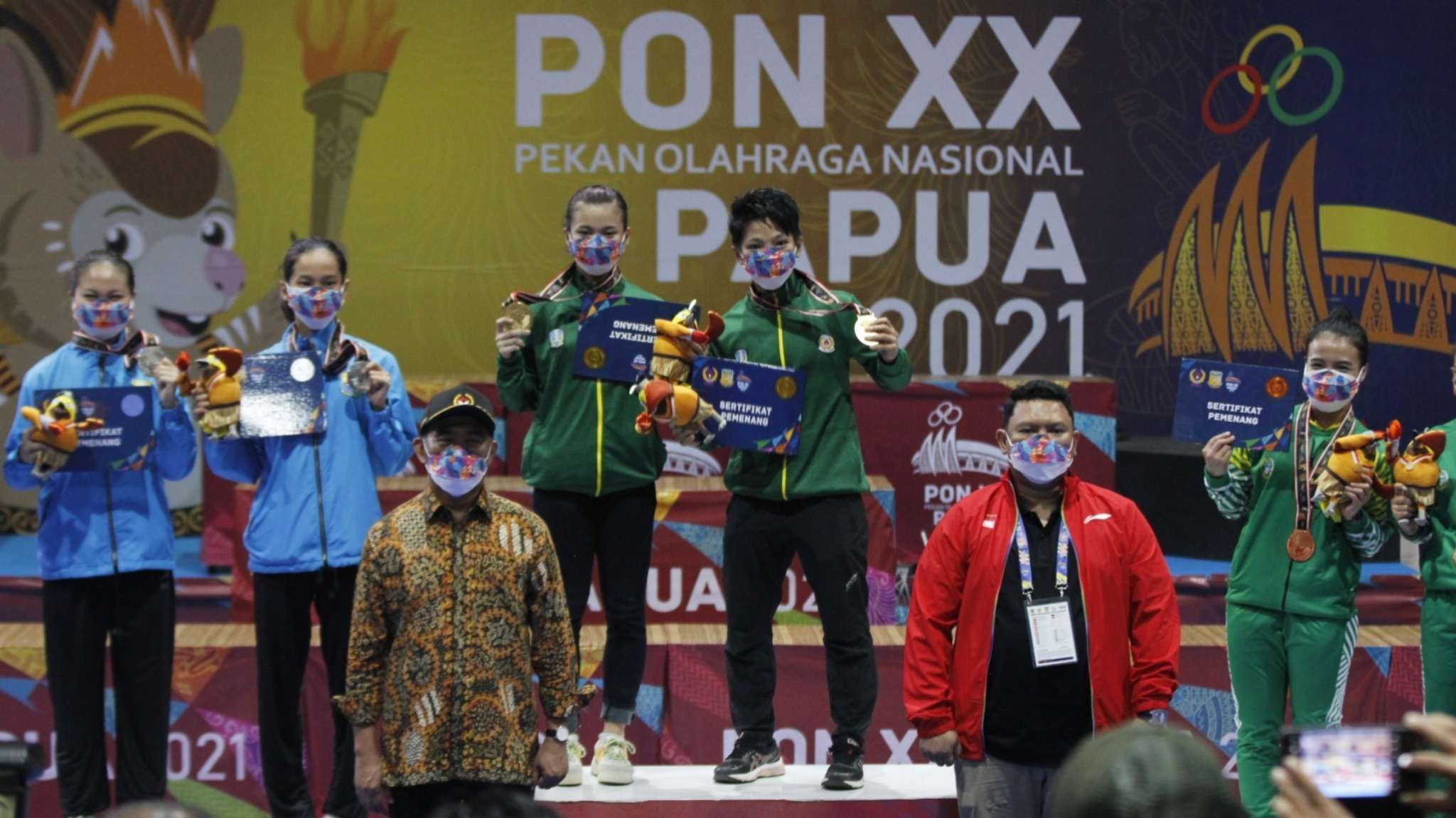 Atlet Wushu Jatim, Natalie Chriselda Tanasa bersama pasangannya di nomor Duilien putri Benedicta saat meraih medali emas di PON XX 2021 Papua. (Foto: Fariz Yarbo/Ngopibareng.id)