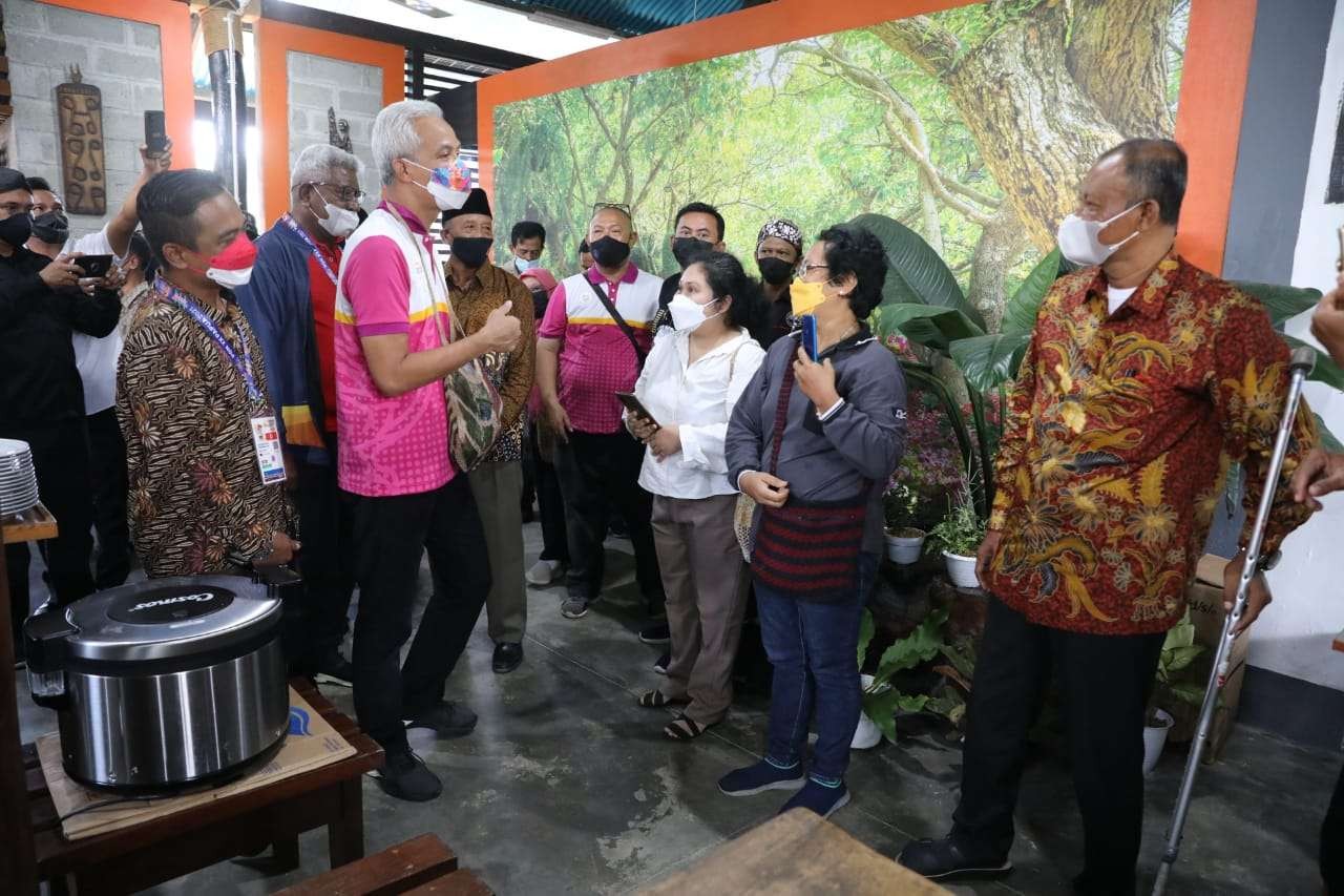 Gubernur Jawa Tengah Ganjar Pranowo bertemu keluarga para mahasiswa di Mimika yang belajar di Jawa Tengah. (Foto: Istimewa)