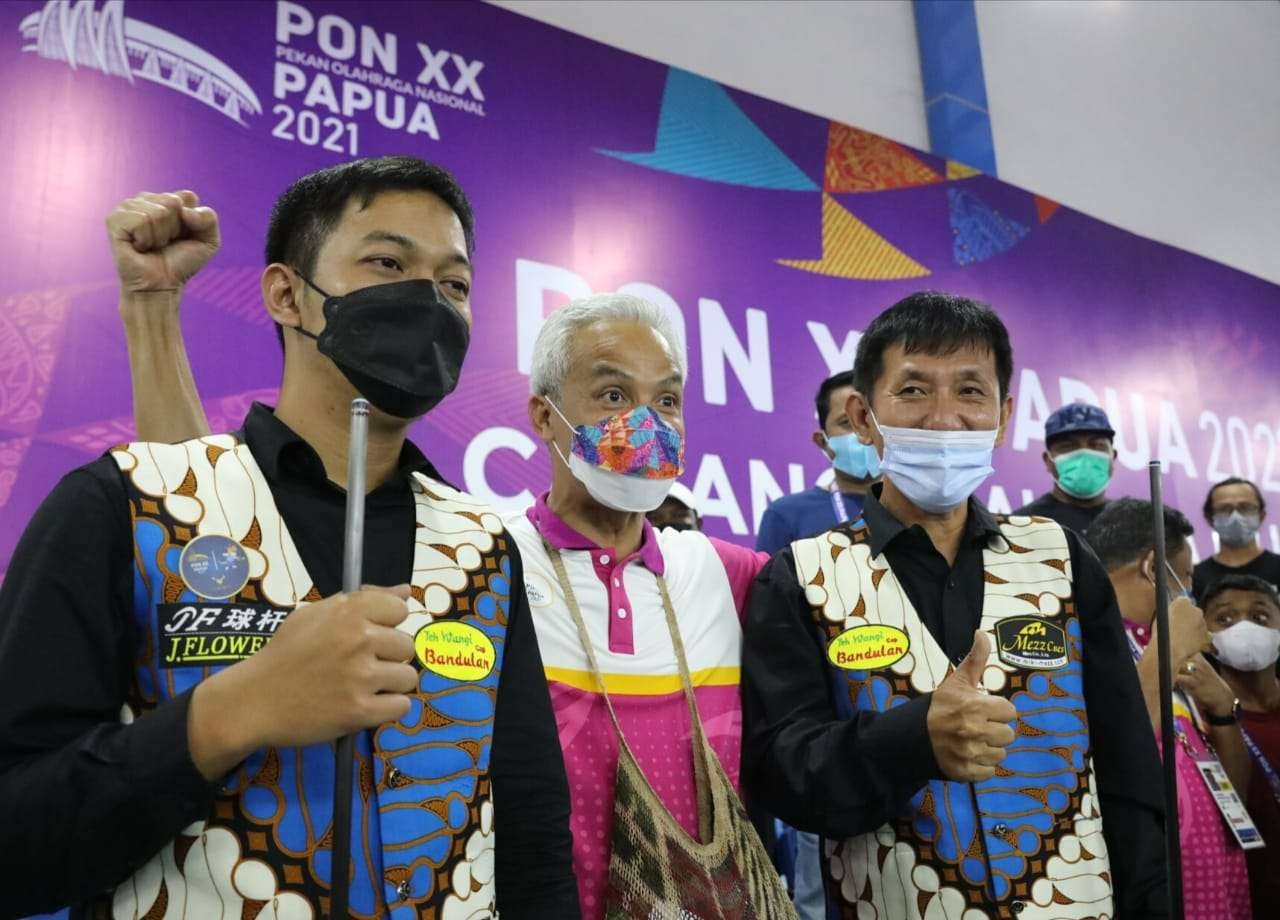 Gubernur Jawa Tengah Ganjar Pranowo (tengah) bersama Pranowo Ricky Yang dan Rico Dela Wijaya yang meraih medali emas cabang olahraga biliar bola 15 double di GOR biliar Mimika, Selasa 5 Oktober 2021. (Foto: Istimewa)