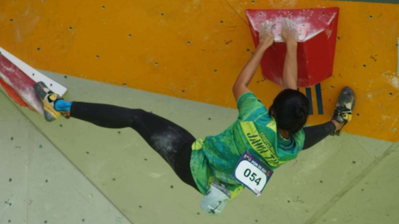 Peraih medali emas panjat tebing di nomor boulder perorangan putri Fitriani Hartani (Jatim) saat tampil di nomor boulder perorangan putri. (Foto: Istimewa)