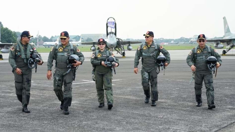 Panglima TNi Marsekal Hadi Tjahjanto bersama penerima brevet dan wing kehormatan penerbang kelas 1 ( foto: Istimewa)