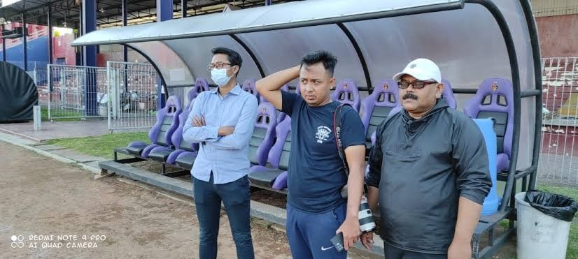 Manager Persik Kediri Syarif Hidayatullah (kanan) saat memantau latihan tim. (Foto: Fendhy/ngopibareng.id)