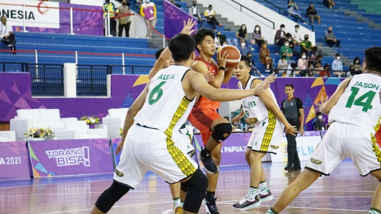 Tim Basket Putra Jatim (putih-putih) berhasil melaju ke semifinal. (Foto: Istimewa)