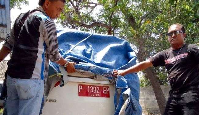Polsek Jatisari Situbondo mengamankan mobil siaga desa yang diduga mengangkut kayu hasil curian. (foto: istimewa)