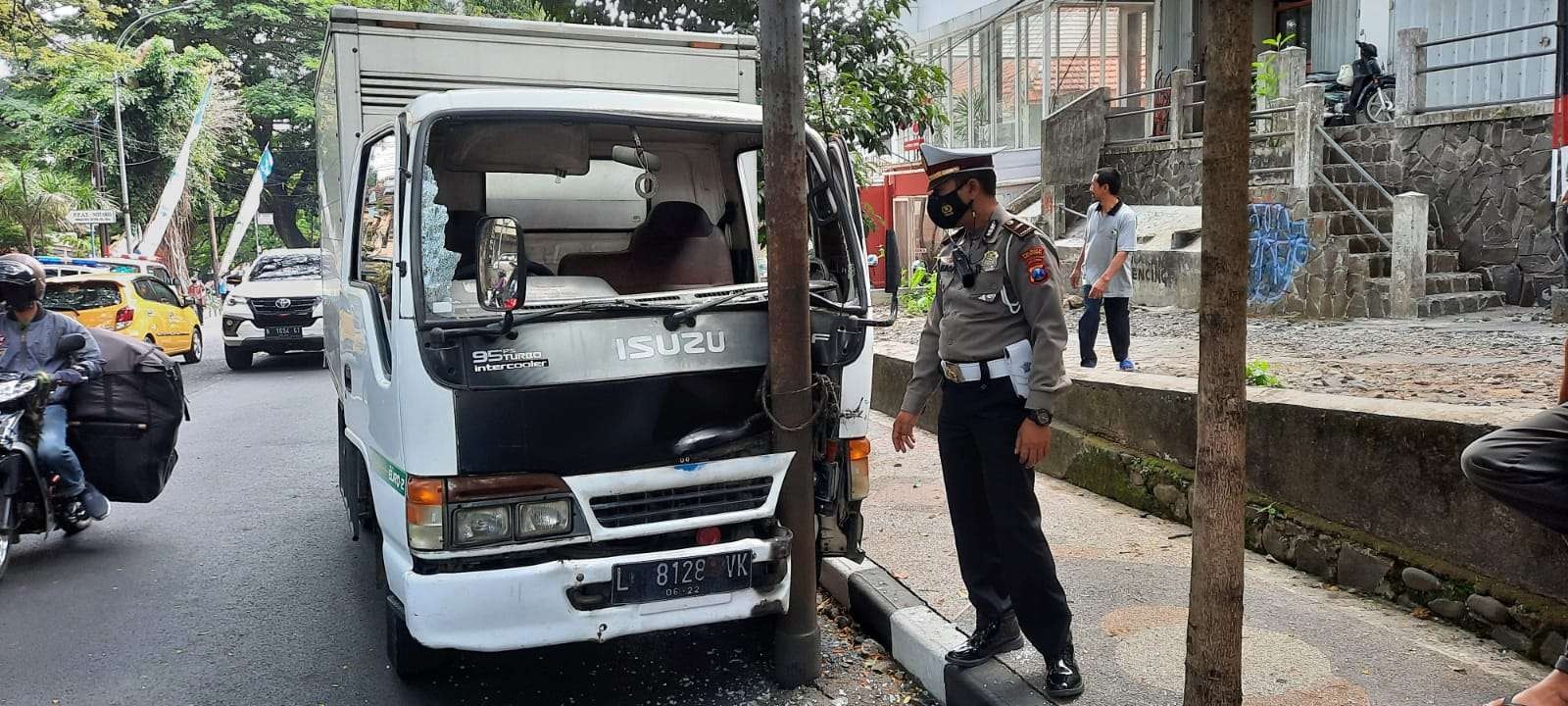 Satu unit mobil box yang menabrak tiang listrik di Jalan Majapahit, Kota Malang (Foto: istimewa)