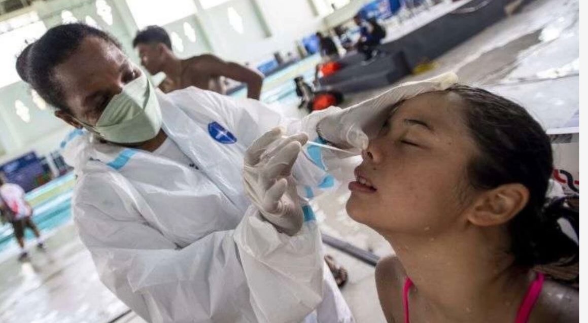 Petugas medis sedang lakukan tes usap antigen untuk atlet renang yang berlaga di PON Papua. (Foto: Antara)