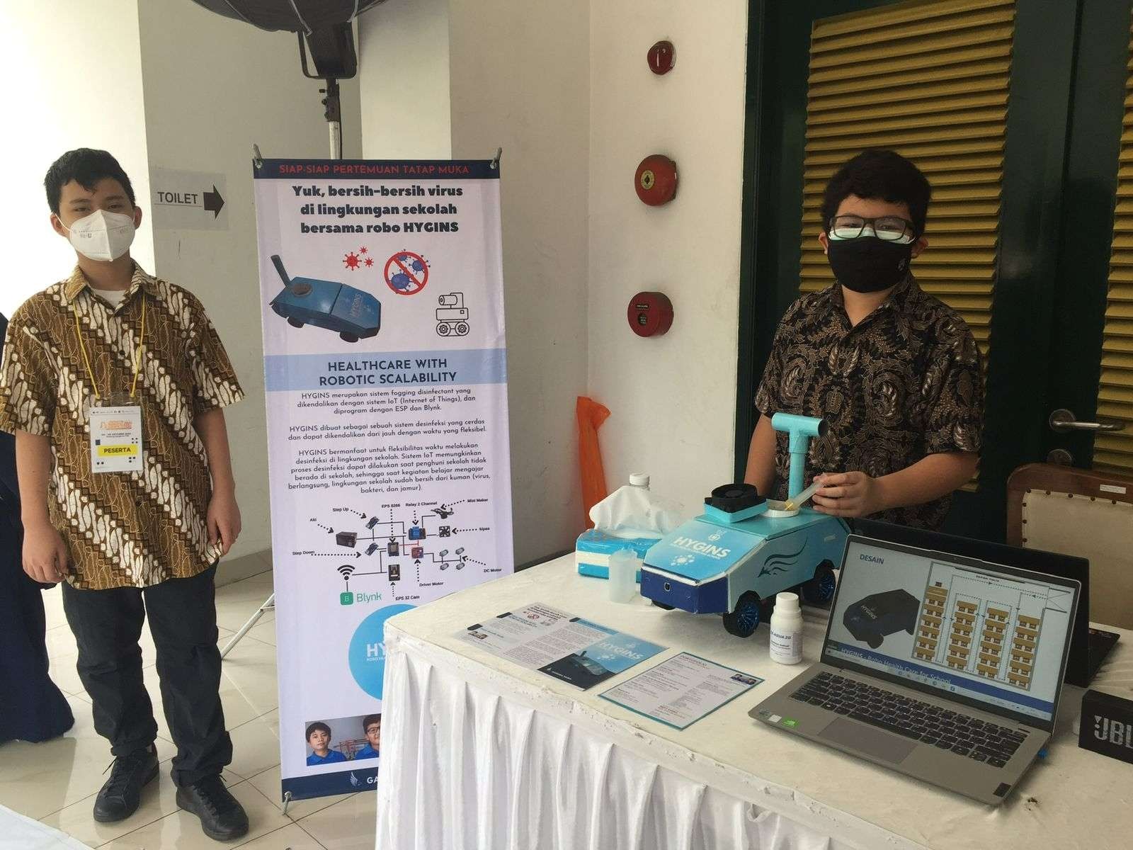 Dua siswa SMP di Bogor ini menciptakan Hygins, robot yang bisa melakukan disinfektan dan dikendalikan dari jarak jauh. (Foto: Istimewa)