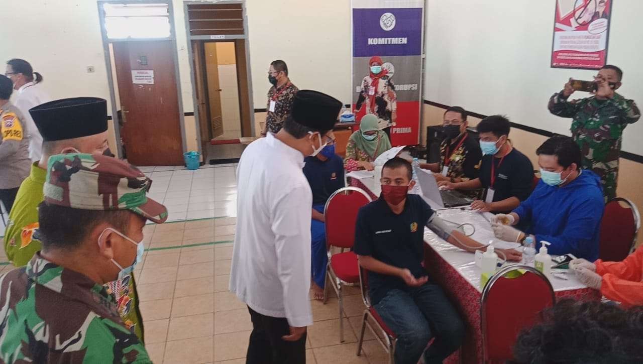 Gus Ipul memantau vaksinasi di Lapas Kelas II B Pasuruan. (Foto Lely/Ngopibareng.id)