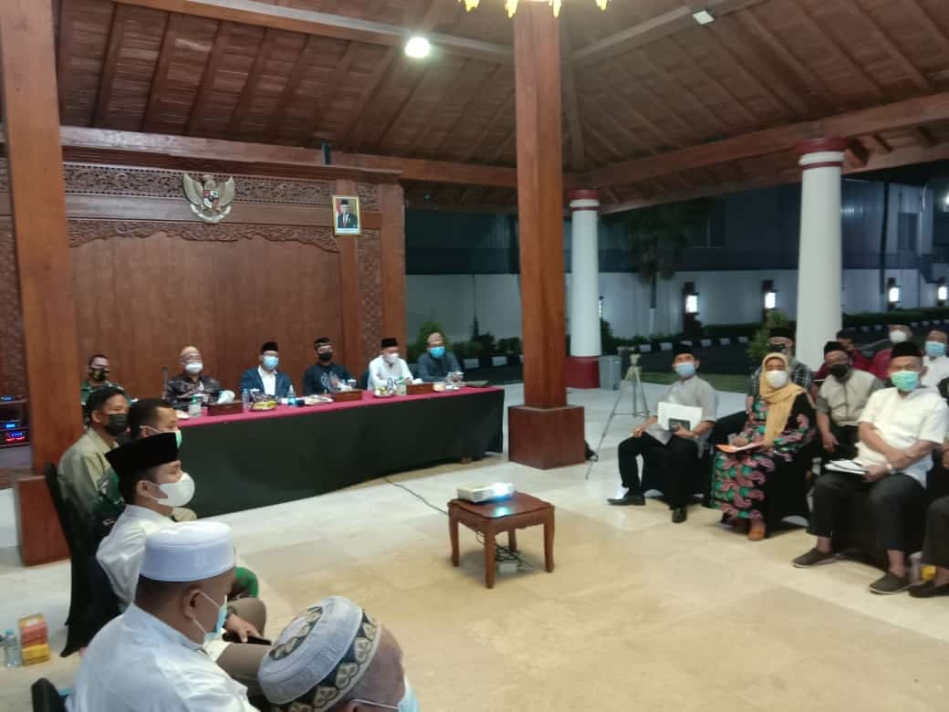Koordinasi persiapan Haul KH Abdul Hamid bin Abdulloh di Pendopo Surga-surgi (dok Dinas Kominfo Kota Pasuruan)