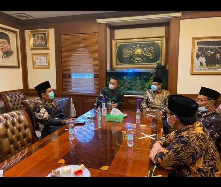Panglima Komando Strategis Angkatan Darat (Pangkostrad) Letjen TNI Dudung Abdurachman bersama jajaran PBNU di Jakarta. (Foto: Istimewa)
