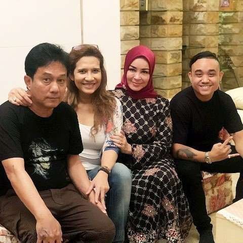 Oddie Agam dan istri, Almafillia, bersama mantan istri Chintami Atmanegara dan putranya, Dio Alif Utama. (Foto: Instagram)