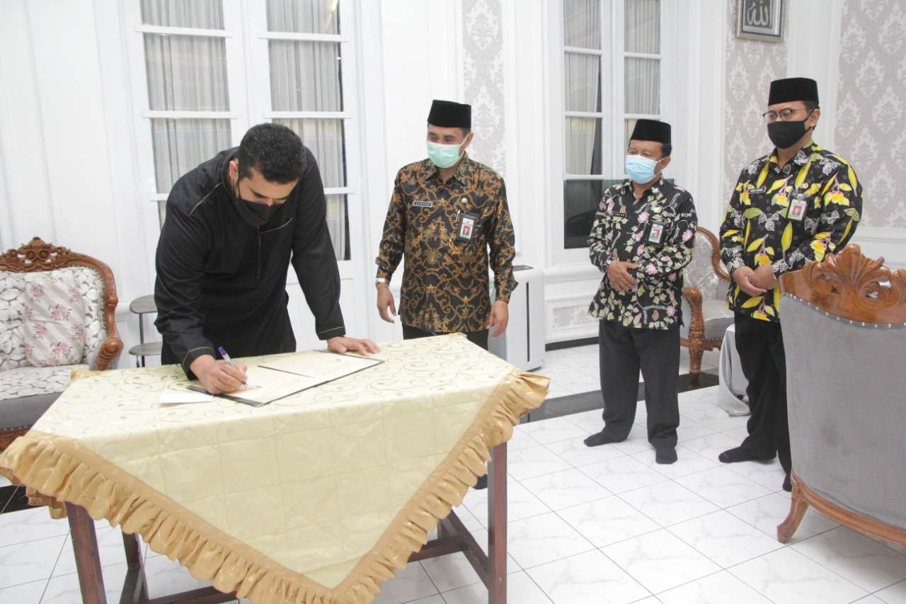 Walikota Probolinggo, Hadi Zainal Abidin saat menandatangani MoU Pemkot dengan Kemenag. (Foto: Diskominfo)