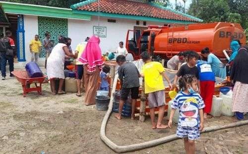 BPBD Ngawi mendistribusikan air bersih di sejumlah desa di Ngawi yang dilanda kekeringan. (Foto: BPBD)