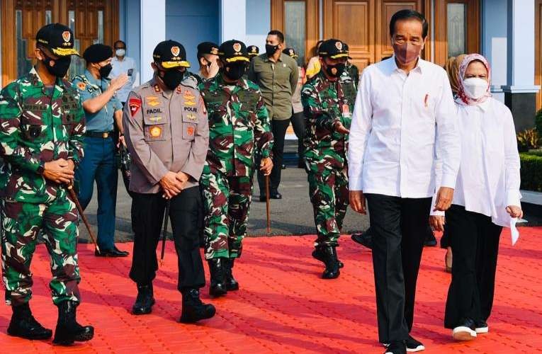 Presiden Jokowi bersama Ibu Negara meninggalkan pangkalan TNI AU Halim Perdana Kusuma menuju Bali (Foto: Setpres)