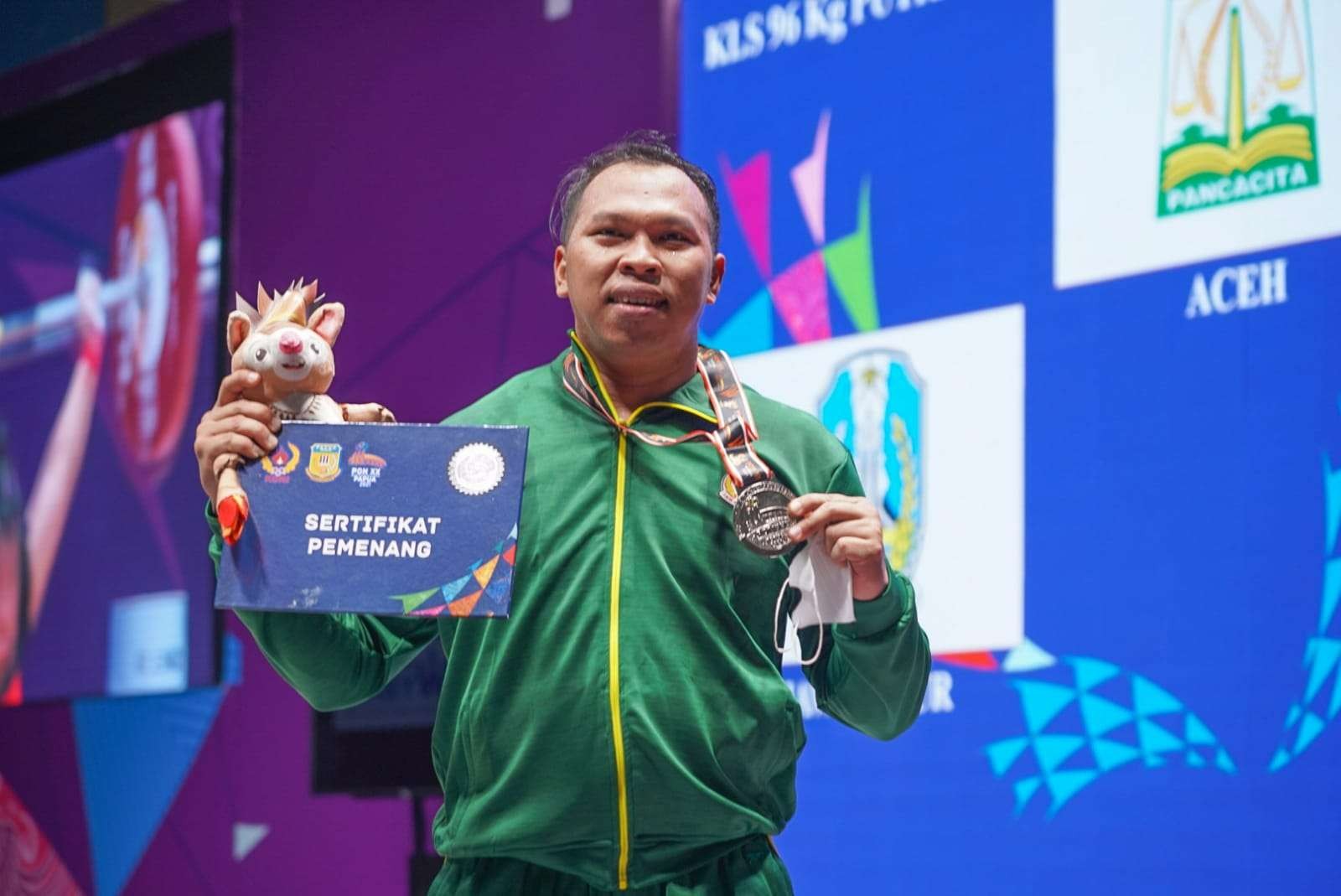 Lifter asal Malang Sofyan Listanto yang turun di kelas 96 kg meraih medali perak untuk Jawa Timur. (Foto: Istimewa)