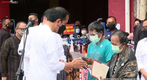 Presiden Jokowi membagikan BLT di Malioboro. (Foto: Setpres)