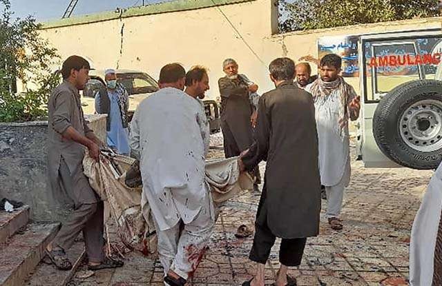 Orang-orang membawa mayat korban ke ambulans setelah serangan bom bunuh diri Masjid Gozar-e-Sayed Abad, di Kota Kunduz, Afghanistan timur laut , hari Jumat kemarin. (Foto:AFP/Al Jazeera)
