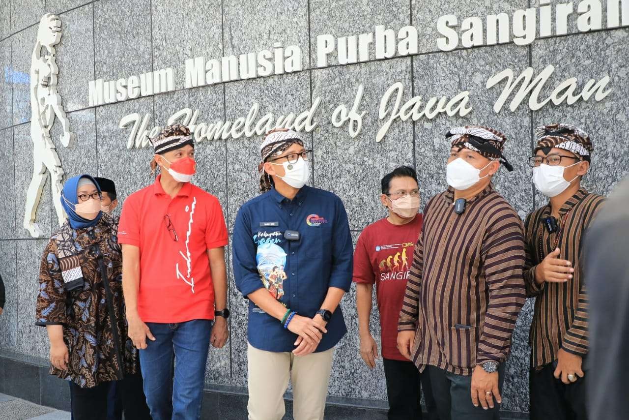 Gubernur Jawa Tengah Ganjar Pranowo saat mendampingi Menteri Pariwisata dan Ekonomi Kreatif Sandiaga Uno saat berkunjung di Museum Manusia Purba, Sangiran, Sragen, Sabtu 9 Oktober 2021. (Foto: Istimewa)