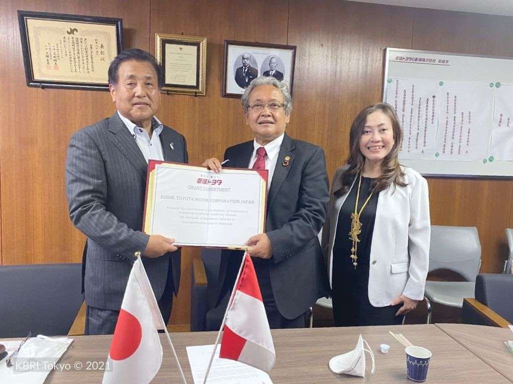 Dubes RI untuk Jepang menandatangani komitmen hibah pengiriman 11 unit PMK dan 4 unit ambulan untuk Sulsel dari Ehime Toyota. (Foto: KBRI Tokyo)