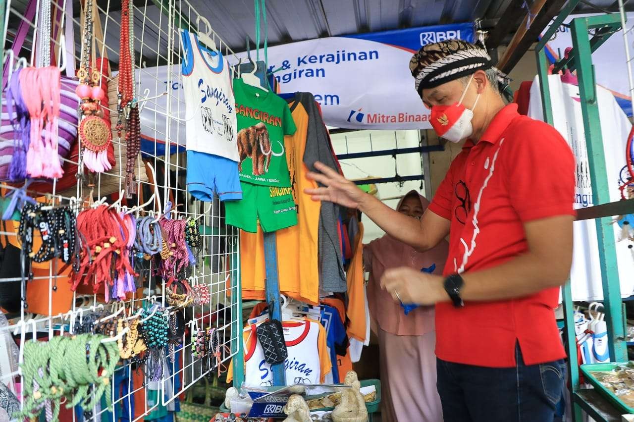 Gubernur Ganjar Pranowo mendampingi Menteri Pariwisata dan Ekonomi Kreatif Sandiaga Uno saat berkunjung di Museum Manusia Purba, Sangiran, Sragen, Sabtu, 9 Oktober 2021. (Foto: Dok Jateng)