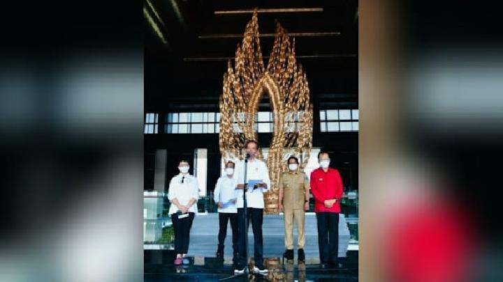 Menteri Luar Negeri Retno Marsudi yang gemar mengenakan sepatu beda warna. (Foto: Istimewa)