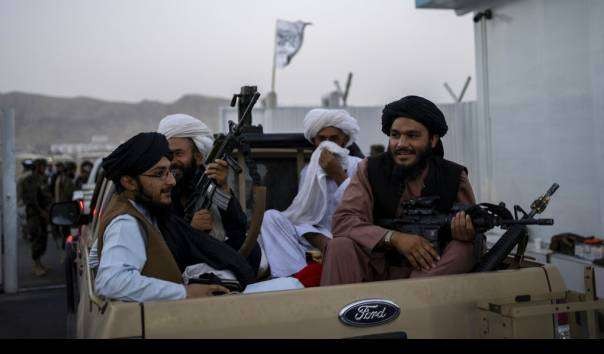 Pasukan Taliban sedang keliling kota di Kabul, Afghanistan. (Foto: reuters)