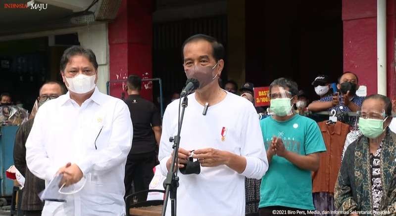 Presiden Joko Widodo (Jokowi) meresmikan penyaluran bantuan tunai bagi pedagang kaki lima (PKL) dan warung-warung kecil. (Foto: Setpres)