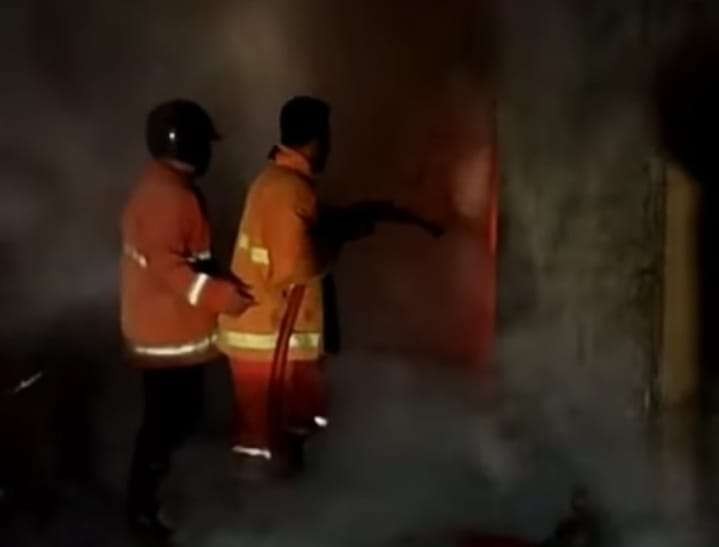 Petugas pemadam kebakaran saat berusaha memadamkan api. (Foto: Istimewa)