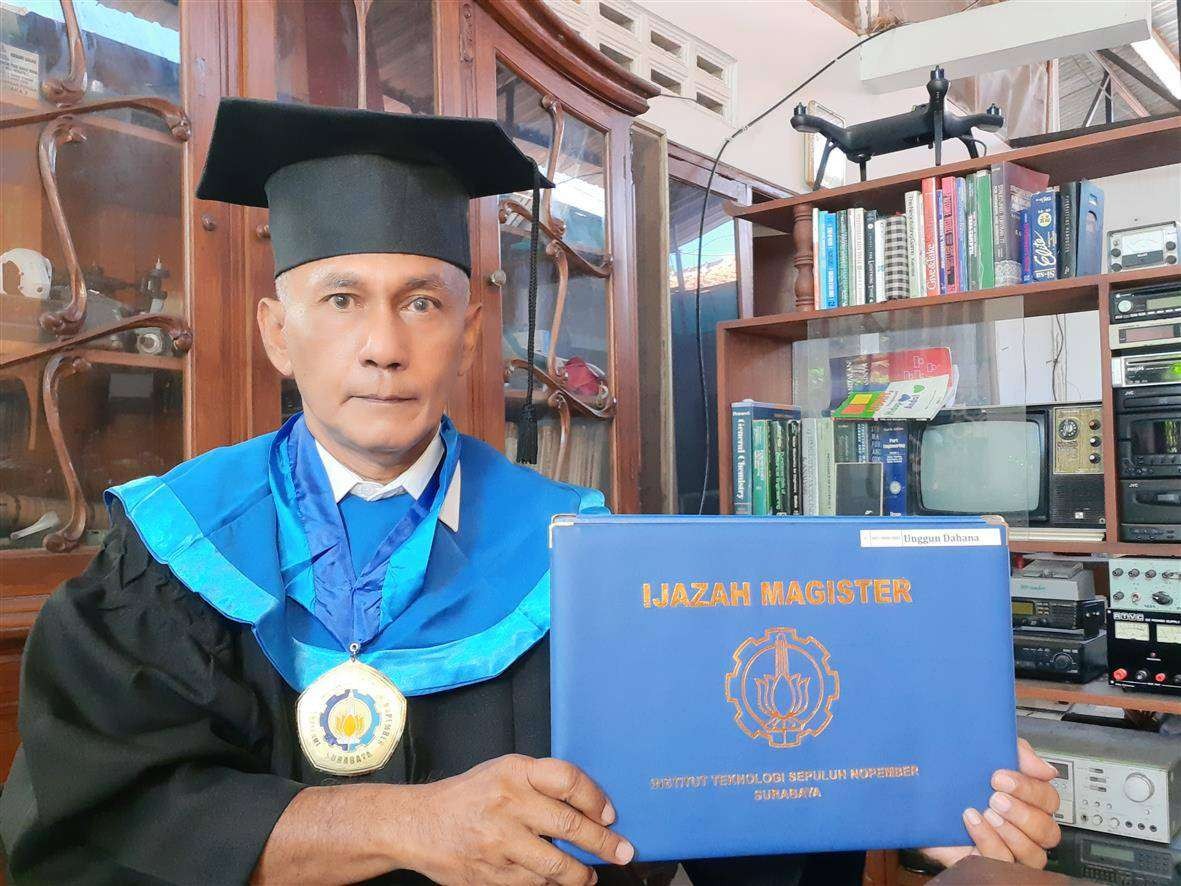 Unggun Dahana, yang dinobatkan sebagai wisudawan tertua pada Wisuda ke-124 Institut Teknologi Sepuluh Nopember (ITS), Sabtu, 9 Oktober 2021. (Foto: istimewa)