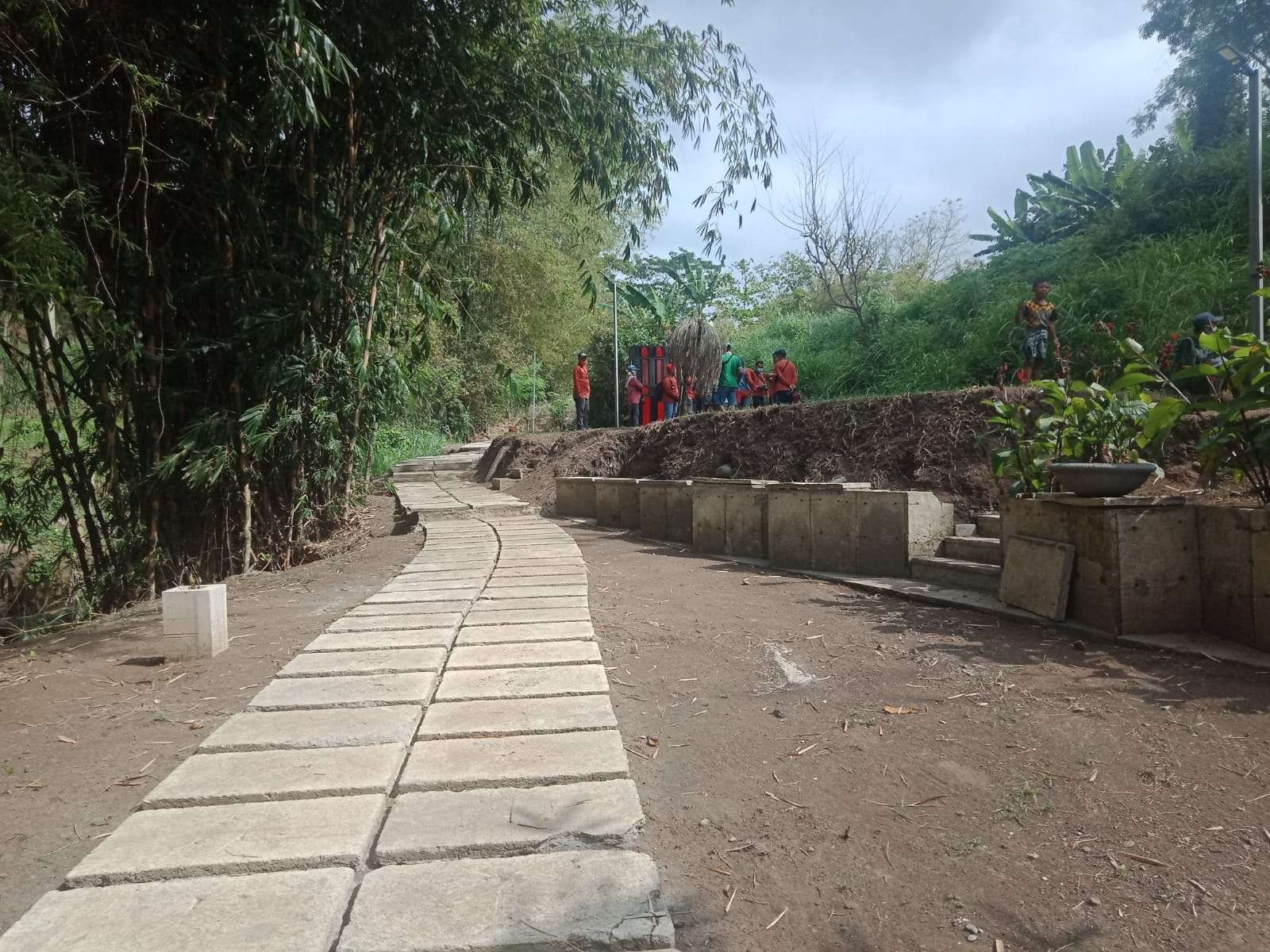 Pembangunan jogging track di pinggiran Sungai Kalimetro, di daerah Sigura-Gura, Kelurahan Karangbesuki, Lowokwaru, Kota Malang (Foto: Istimewa)