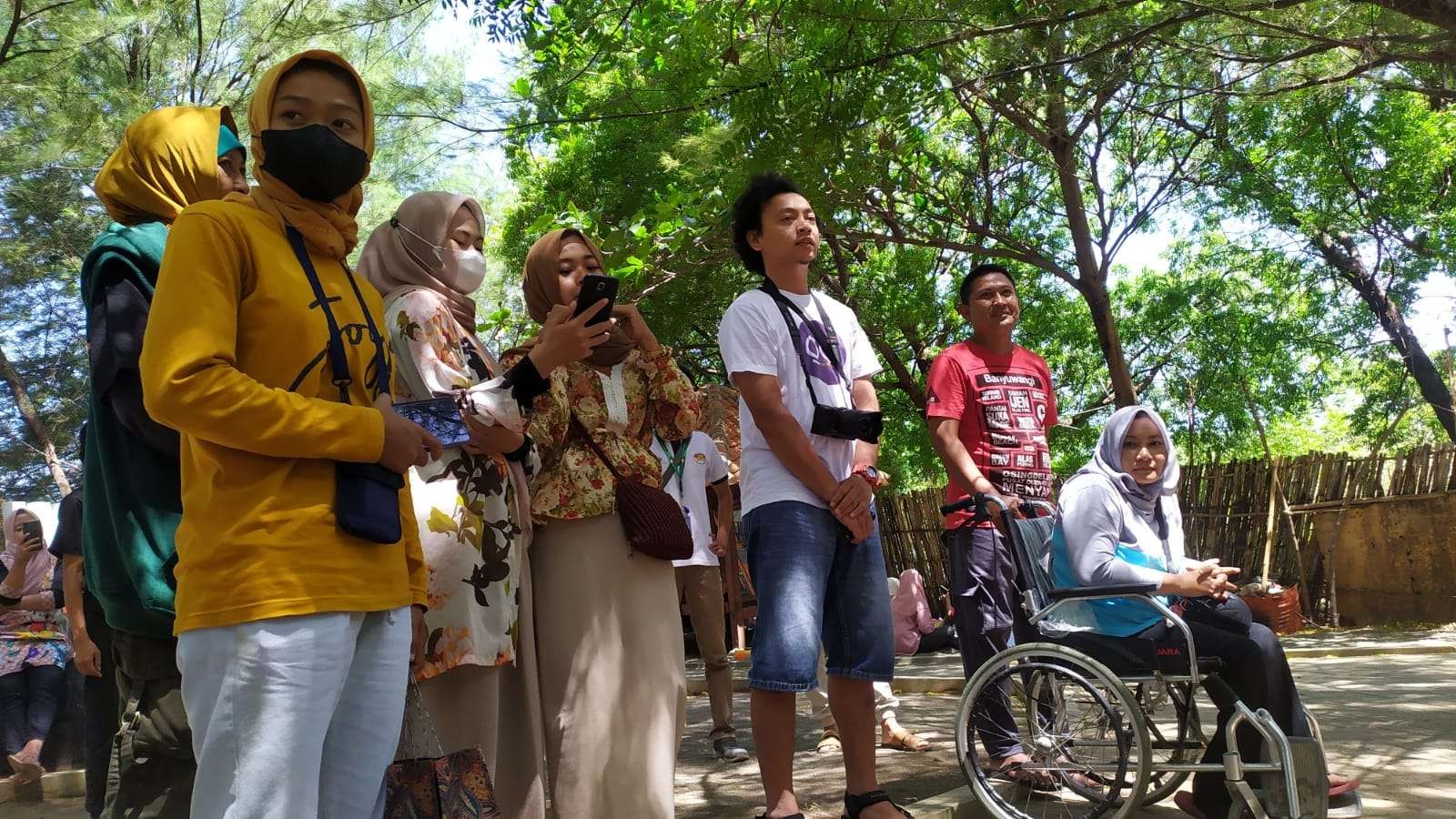 Para penyandang disabilitas berkunjung ke destinasi wisata Bangsring Underwater, Banyuwangi, Jawa Timur. (Foto: Istimewa)