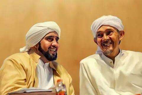 KH Abdulloh Kafabih Mahrus bersama Habib Syech bin Abdul Qodir Assegaf. (Foto:Istimewa)