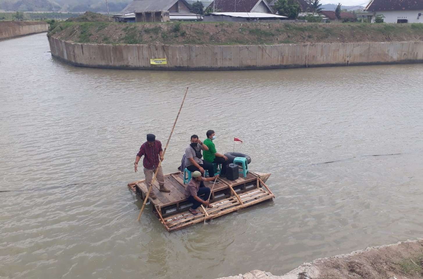Warga bersih-bersih sampai di Sungai Bogel, Sutojayan, Blitar. (Foto: Choirul Anam/Ngopibareng.id)