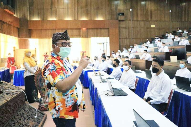 Panitia SKD Kemenkumham Jatim gunakan baju ala Hawai redam ketegangan. (Foto: Istimewa)