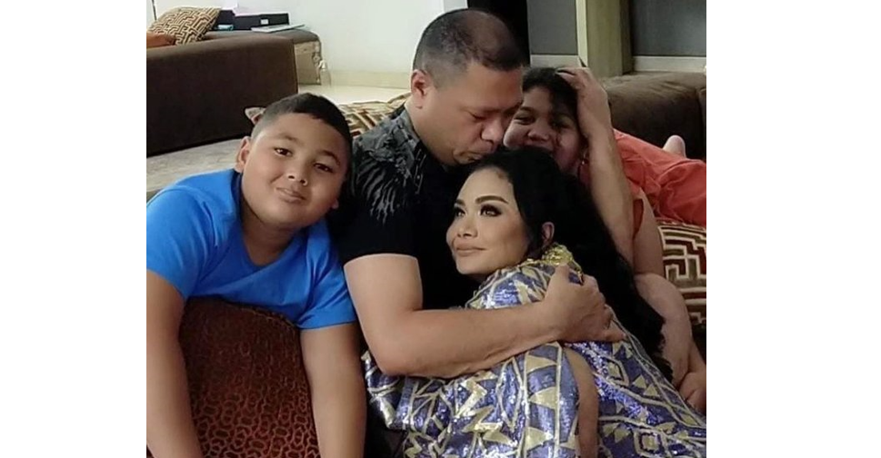 Raul Lemos melepas rindu dengan sang istri, Krisdayanti, dan kedua anaknya, Amora dan Kellen Lemos, Minggu 10 Oktober 2021. (Foto: Instagram)