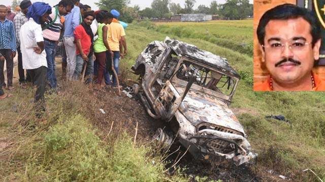  Penduduk desa melihat mobil milik menteri Ajay Mishra  yang dibakar massa petani, setelah menabrak dan membunuh petani di Lakhimpur Kheri di negara bagian Uttar Pradesh pada Senin, 4 Oktober 2021. Inzet; Ashish Mishra , putra menteri Ajay Mishra yang dijadikan tersangka. (Foto:AP/Al Jazeera)