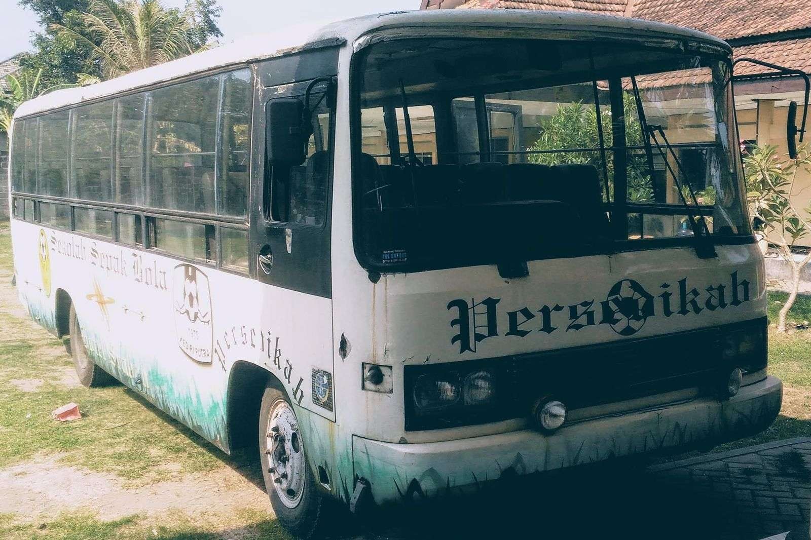 Si Komo, bus Persedikab Kediri diparkir karena sering mogok ( Foto: istimewa)