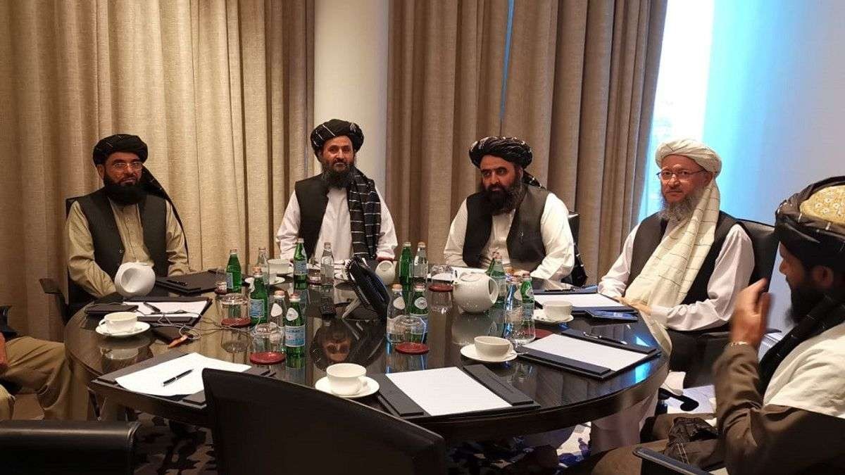 Suhail Shaheen dan elite Taliban. Juru bicara Taliban Suhail Shaheen mengatakan pembicaraan itu juga akan meninjau kembali perjanjian damai yang ditandatangani Taliban dengan Washington pada 2020. (Foto: AFP)